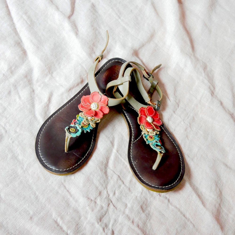 Fossil flower leather sandals